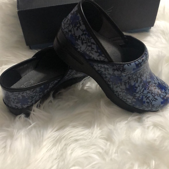 Dansko women’s shoes - Picture 2 of 4